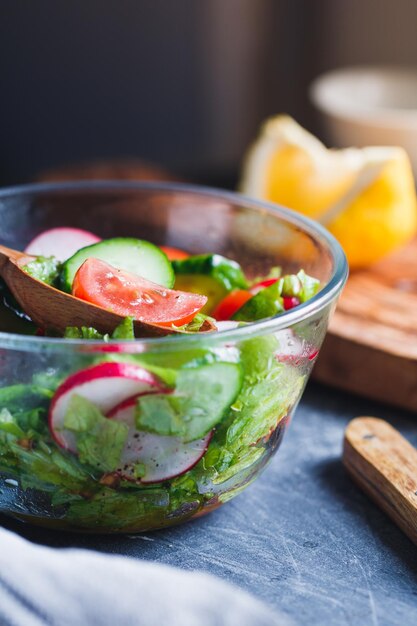 Zbliżenie na misę z sałatką