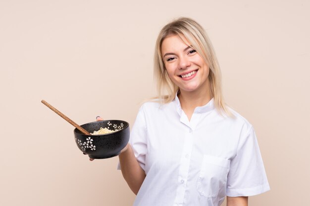 Uśmiechnięty kucharz w akcji